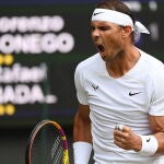Nadal celebra uno de los puntos que ganó contra Sonego en la tercera ronda de Wimbledon