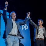El vicepresidente Institucional del Partido Popular, Esteban González Pons, y el presidente del Partido Popular de la Comunidad Valenciana (PPCV), Carlos Mazón