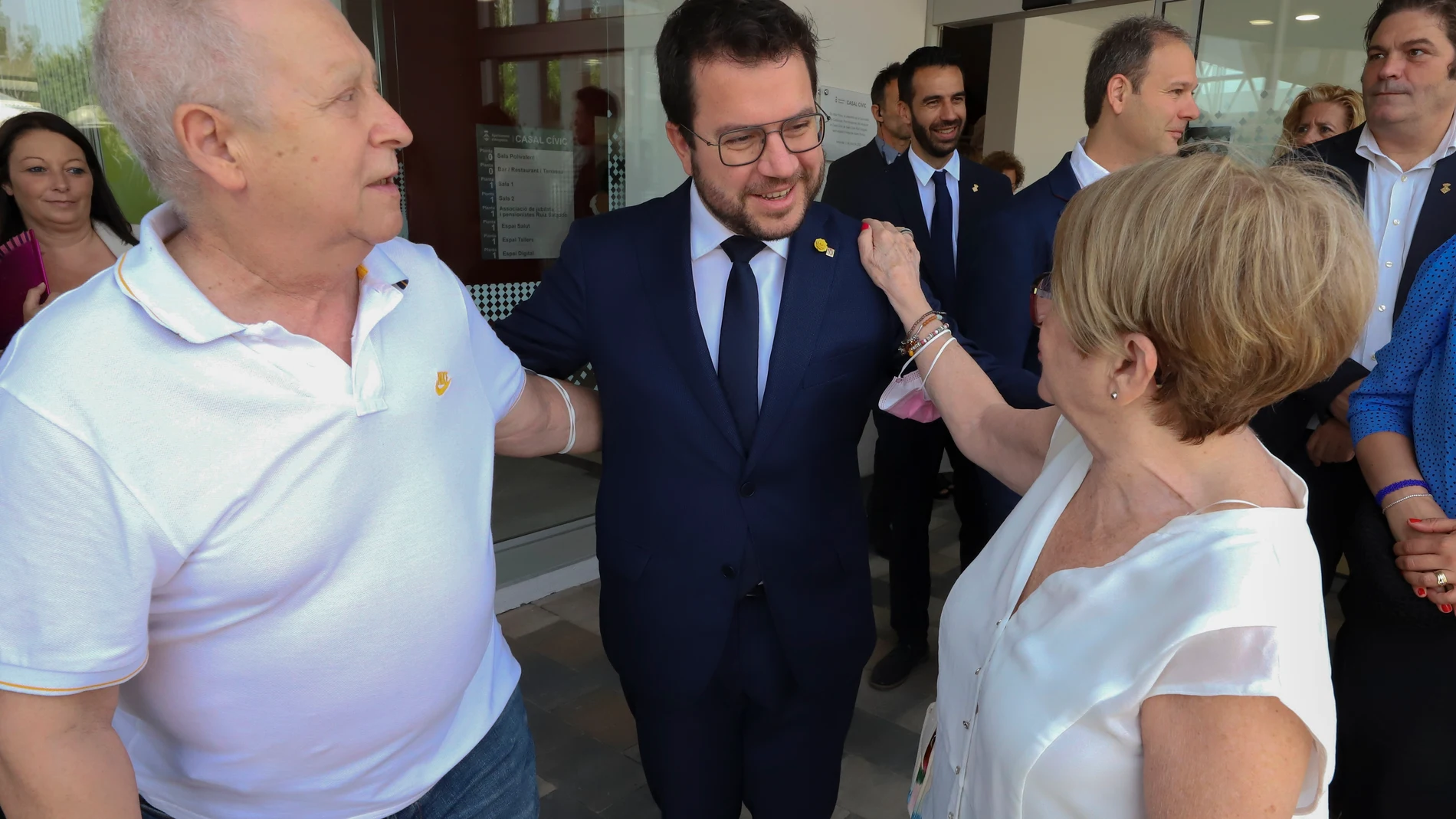 El presidente de la Generalitat, Pere Aragonès junto al delegado del Govern en las Tierras del Ebro, Alberto Saladó
