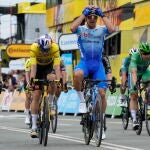 Groenewegen se lleva las manos a la cabeza después de ganar la etapa