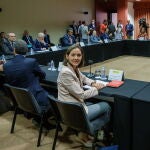 La ministra de Industria, Reyes Maroto (c), representando al Gobierno central, el consejero de Economía, Rogelio Velasco, (derecha al fondo), representando a la Junta de Andalucía, con la mediación del Ayuntamiento de Sevilla, al comienzo de la reunión. EFE/Julio Muñoz