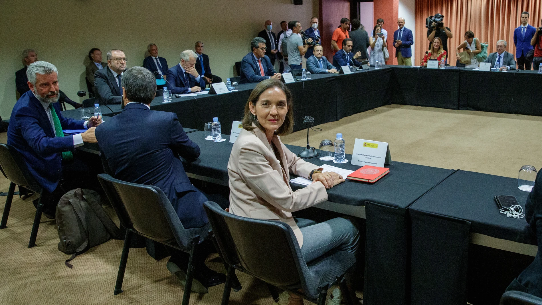 La ministra de Industria, Reyes Maroto (c), representando al Gobierno central, el consejero de Economía, Rogelio Velasco, (derecha al fondo), representando a la Junta de Andalucía, con la mediación del Ayuntamiento de Sevilla, al comienzo de la reunión. EFE/Julio Muñoz
