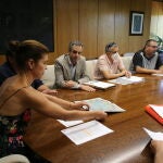 La delegada territorial de la Junta, Clara San Damián, se reúne con los representantes de COAG, UPA, Asaja y UCCL para conocer las actuaciones llevadas a cabo en la zona del incendio y abordar la situación actual de los ganaderos y agricultores de la Sierra de la Culebra.
