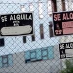 Valla ocupada por carteles que indican el estado de alquiler de varias viviendas. UGT ANDALUCÍA