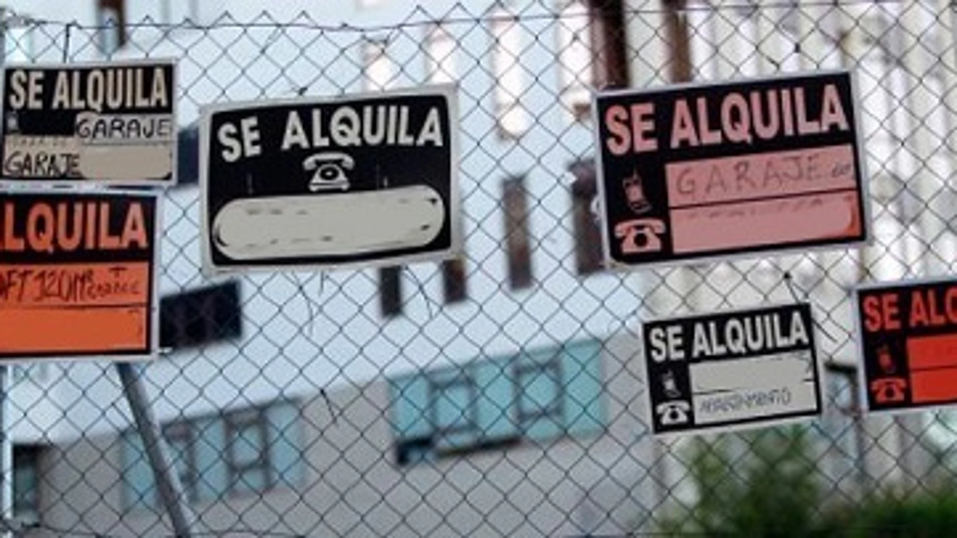Valla ocupada por carteles que indican el estado de alquiler de varias viviendas. UGT ANDALUCÍA