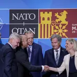 El ministro de Exteriores turco Mevlut Cavusoglu estrecha la mano a la 'premier' sueca Magdalena Andersson