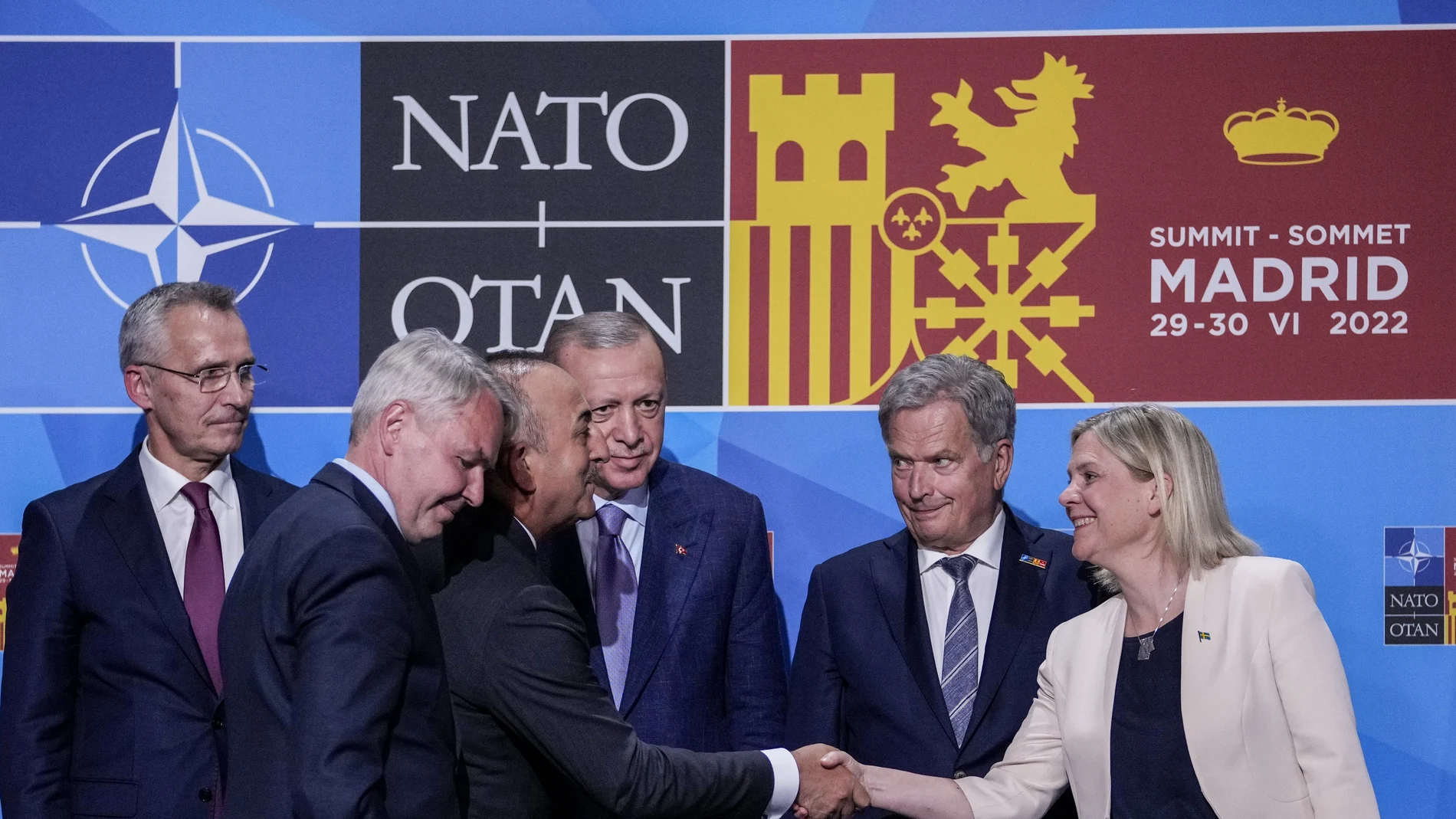 El ministro de Exteriores turco Mevlut Cavusoglu estrecha la mano a la 'premier' sueca Magdalena Andersson