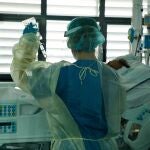 Una enfermera cuida de un paciente en la UCI del Hospital Son Espases, en Palma de Mallorca