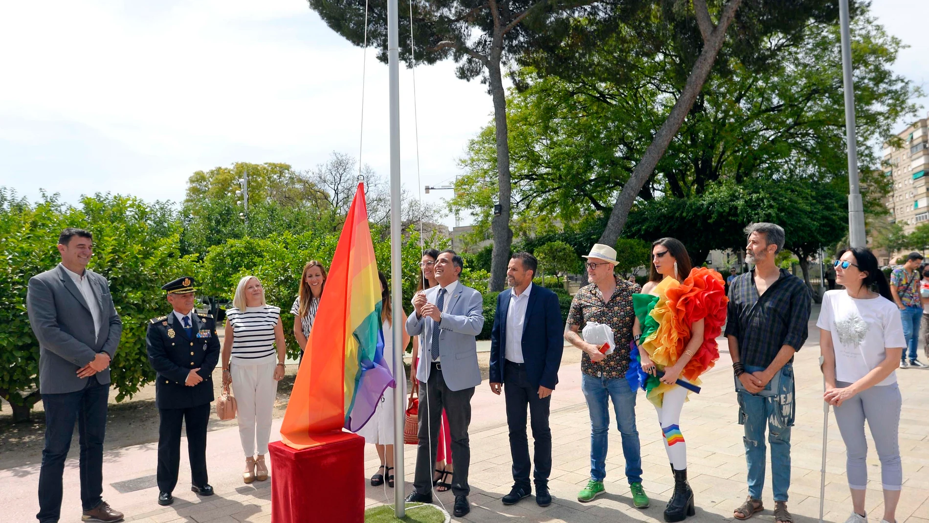 Imagen del acto en el que se izó la bandera