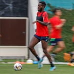Iñaki Williams golpea un balón durante el primer entrenamiento de la temporada del Athletic de Bilbao