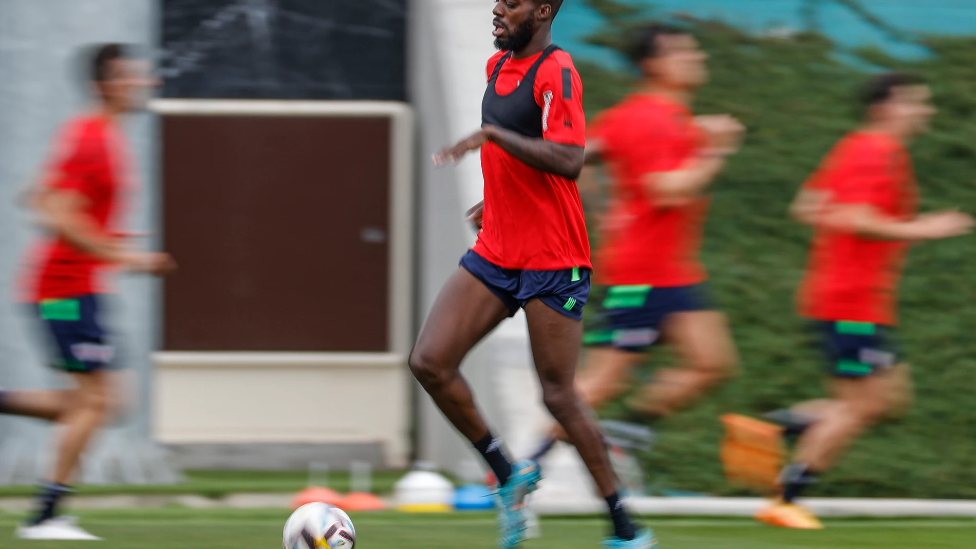 Iñaki Williams golpea un balón durante el primer entrenamiento de la temporada del Athletic de Bilbao