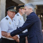 El ministro del Interior, Fernando Grande-Marlaska, saluda al Jefe de División y Perfeccionamiento de la Policía Nacional, Cirilo Durán, a su llegada a la inauguración del curso 'La formación en Policía Nacional