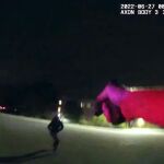 Un oficial de policía de Akron apunta con su arma a Jayland Walker, en Akron, Ohio, EE. UU.