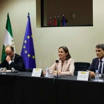 La ministra de Industria, Reyes Maroto, (2d) junto al el Delegado del Gobierno de Andalucía, Pedro Fernández, (d) durante la reunión de la Junta de Andalucía y el Gobierno de España para abordar el futuro de la multinacional Abengoa en el Palacio de Congresos. Joaquín Corchero / Europa Press