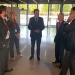 El consejero de Economía y Hacienda, Carlos Fernández Carriedo, conversa con representantes del clúster de automoción FACYL
