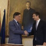 El alcalde de Salamanca, Carlos García Carbayo, y el presidente del Consejo de Administración de la Autoridad Portuaria de los Puertos del Duero, Leixoes y Viana de Castelo, Nuno Miguel da Costa Araujo, firman un acuerdo de colaboración