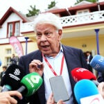El expresidente del Gobierno Felipe González, habla con los medios antes de participar en el curso de verano de la Universidad Internacional Menéndez Pelayo (UIMP)