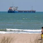 El barco ruso «Zhibek Zholy» con trigo supuestamente ucraniano zarpó ayer del puerto turco de Karasu