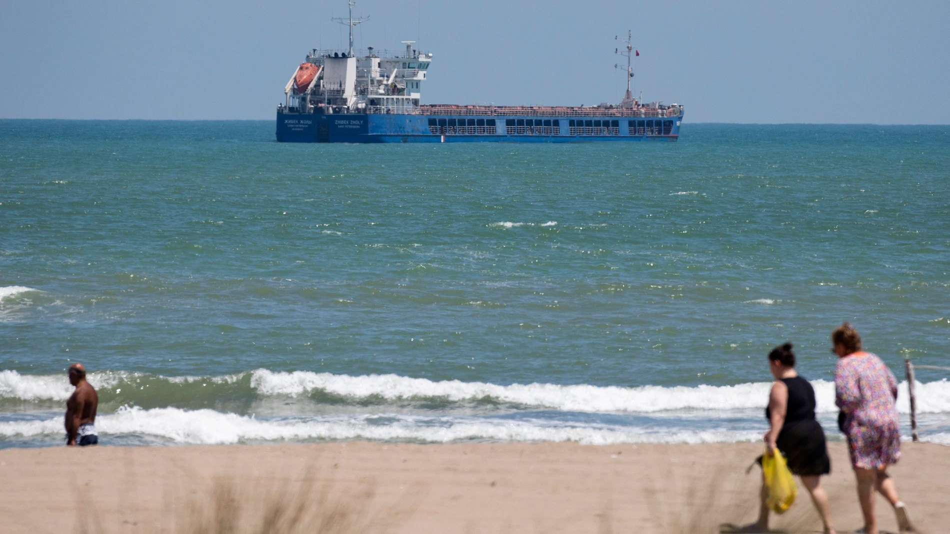 El barco ruso «Zhibek Zholy» con trigo supuestamente ucraniano zarpó ayer del puerto turco de Karasu