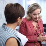 La ministra Portavoz, Isabel Rodríguez (i) y la vicepresidenta primera y ministra de Asuntos Económicos, Nadia Calviño (d)