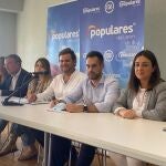 Jorge Blanco Cobos, nuevo secretario general del PP de León, en la imagen con Javier Santiago Vélez y la ejecutiva