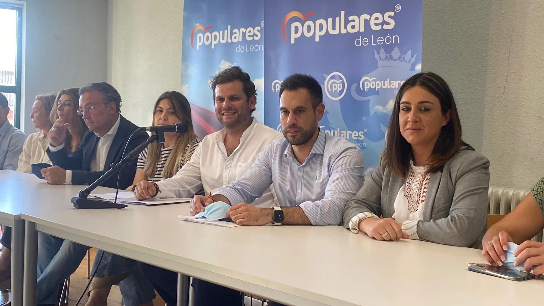 Jorge Blanco Cobos, nuevo secretario general del PP de León, en la imagen con Javier Santiago Vélez y la ejecutiva