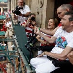 GRAF4143. PAMPLONA, 06/07/2022.- El exfutbolista, Juan Carlos Unzué (d) da el chupinazo desde el balcón del Ayuntamiento en la Plaza Consistorial de Pamplona este miércoles dando comienzo a los Sanfermines 2022. EFE/Jesús Diges