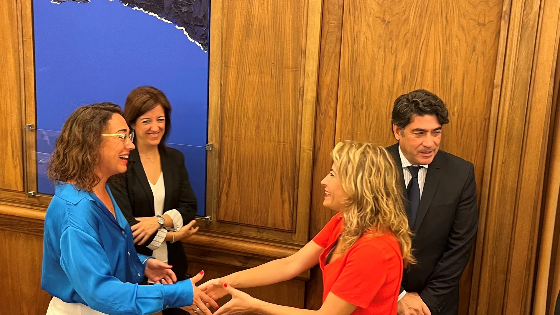 La consejera de Movilidad y Transformación Digital, María González Corral, saluda a la ministra de Transporte, Movilidad y Agenda Urbana, Raquel Sánchez. JCYL 06/07/2022