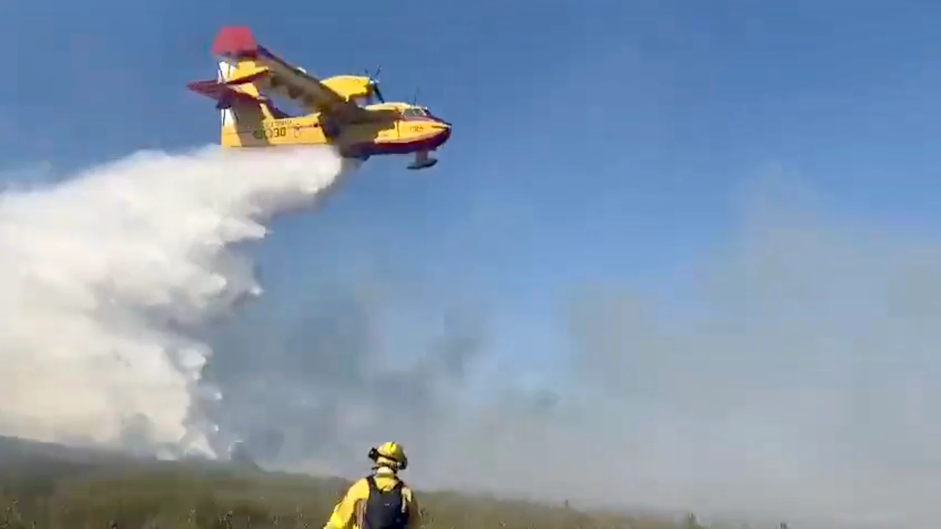 Labores de extinción en el incendio en Segovia