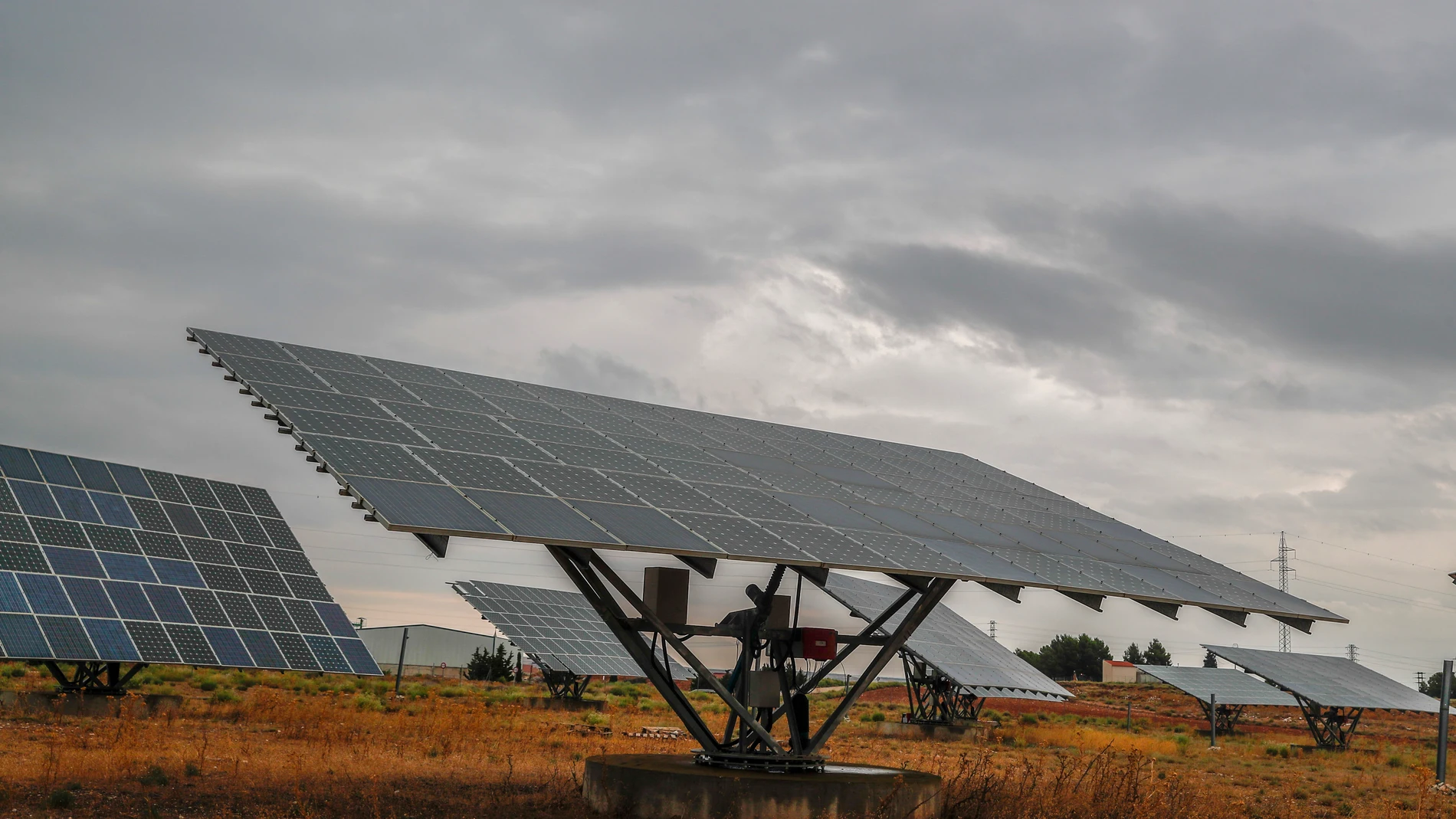 Vista de unas placas solares en la localidad zaragozana de Azaila. Las eléctricas serán penalizadas por los nuevos impuestos de Sánchez