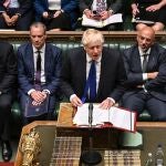 Boris Johnson ha tenido que responder en los Comunes a las peticiones de dimisión de sus propias filas