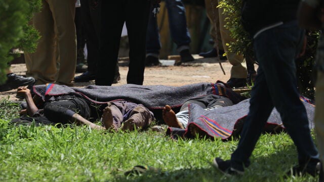Cadáveres de los prisioneros muertos durante el ataque a la prisión de Kuje, Nigeria.
