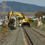 Varios operarios usan una grúa durante los primeros trabajos de la conexión Murcia-Almería en tren de alta velocidad (LAV)