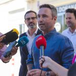 Guillermo Díaz atiende a los periodistas en Sanlúcar. CS