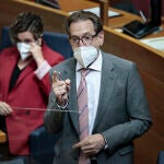 El conseller de Sanidad, Miguel Mínguez, que es médico, usa frecuentemente la mascarilla en todas sus comparecencias