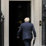 El todavía primer ministro Boris Johnson regresa a Downing Street tras pronunciar su discurso de dimisión