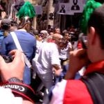 Numerosos miembros de la izquierda abertzale han protagonizado una agresión contra el alcalde y los concejales de Pamplona durante la procesión de San Fermín, con zarandeos, insultos y empujones que han provocado la caída al suelo de una de las ediles.