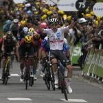 Tadej Pogacar celebra su triunfo de etapa en la meta de Longwy