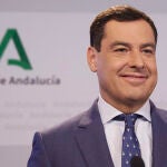 El presidente en funciones de la Junta de Andalucía, Juanma Moreno, comparece en rueda de prensa tras la reunión con el presidente-director general de Renault Iberia. Joaquín Corchero / Europa Press