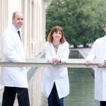 Los investigadores del IBCC Javier Cortés y José Manuel Pérez, junto a su compañera Laia Garrigós, en una imagen de archivo