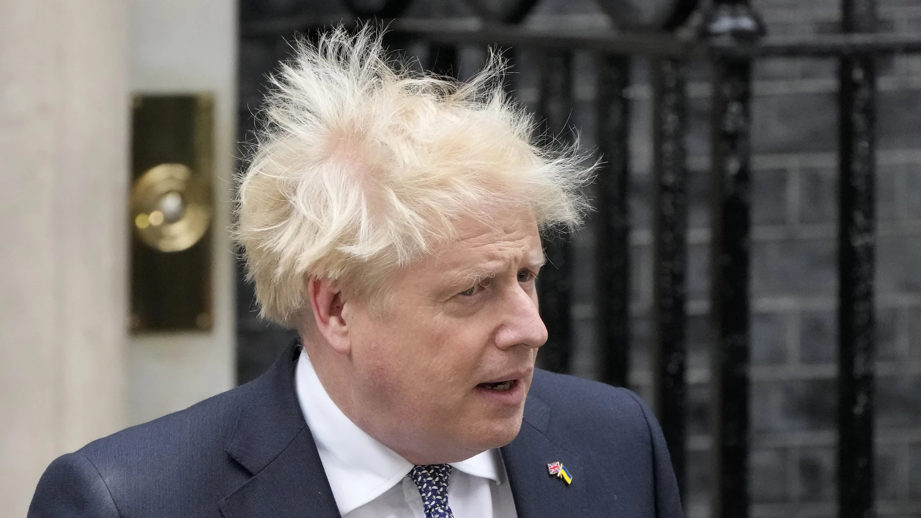 El primer ministro Boris Johnson llega para leer una declaración en las afueras de 10 Downing Street, Londres, renunciando formalmente como líder del Partido Conservador, en Londres, el jueves 7 de julio de 2022. (Foto AP/Frank Augstein)