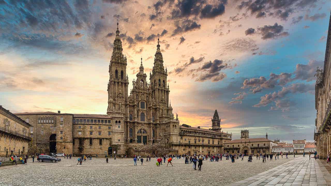 La tasa turística ya es una realidad en Santiago: así la está aplicando el gobierno local