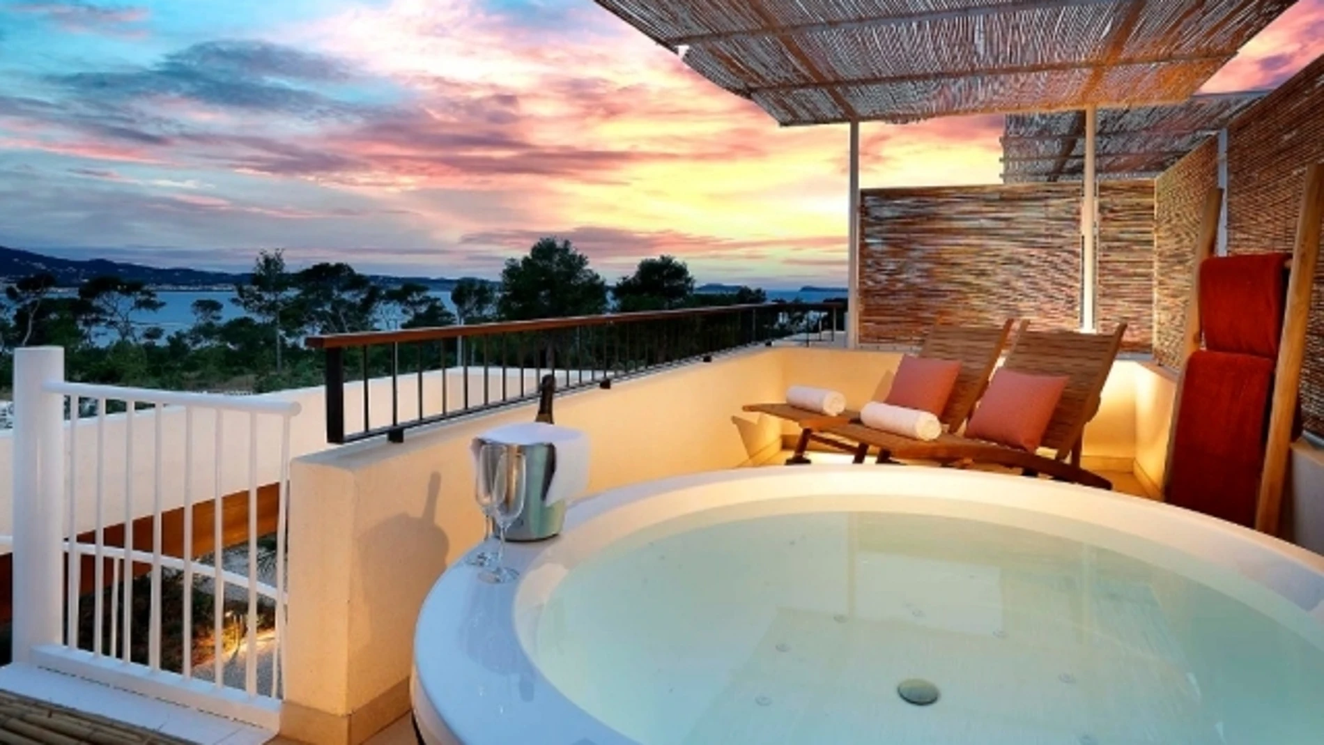 Jacuzzi privado en TRS Ibiza Hotel.