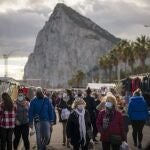 Vecinos de La Línea y visitantes pasean por un mercadillo con el Peñón de Gibraltar de fondo