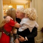 Boris Johnson junto a su esposa, Carrie Symonds, e hijo