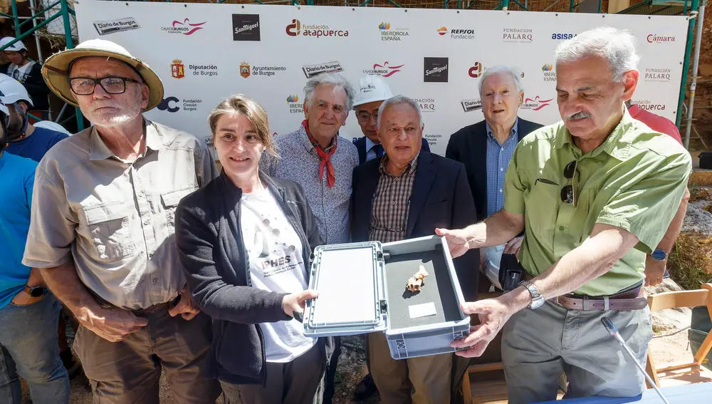 Eudald Carbonell (i), codirector de Atapuerca; Rosa Huguet, coordinadora del yacimiento de la Sima del Elefante (2i); Juan Luis Arsuaga, codirector de los yacimientos (3i); Gonzalo Santonja, consejero de Cultura, Turismo y Deporte de la Junta de Castilla y León (2d), y Bermudez de Castro, codirector de los yacimientos de Atapuerca (d).