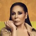 Isabel Pantoja con una bandera del orgullo gay