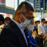 Votantes en un colegio electoral en Tokio