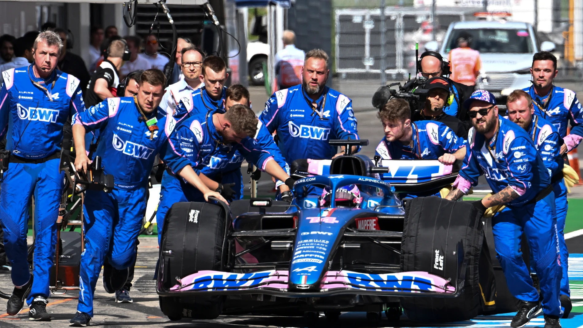 Fernando Alonso, junto a sus mecánicos en el Gran Premio de Austria.