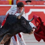 Pinar durante la lidia a su primer toro de la tarde EFE/ Villar Lopez
